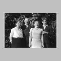 028-0096 Pfingsten 1943 in Gross Keylau. Die Eltern Anna und Albert Schubert mit ihren Kindern Hildegard und Albert..jpg